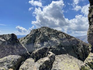 Sguardo verso la cima sud del lausfer con la croce