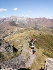 in salita sul sentiero alla mattina