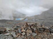 In uno squarcio di nubi, la vista del refuge du Carro, in Francia, dal colle.