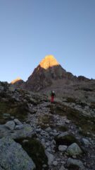 il primo sole illumina la vetta