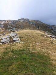 Alpeggio diroccato e cresta di discesa