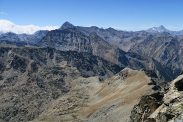 in basso il Colle di Raye Chevrere, sullo sfondo dalla Tersiva alla Grivola