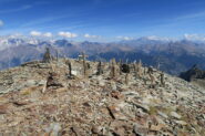 la cima punteggiata di ometti