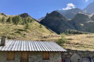 Arrivo alla malga. Alle spalle inizia il sentiero verso bivacco Molline