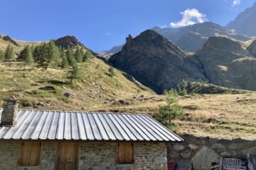 Arrivo alla malga. Alle spalle inizia il sentiero verso bivacco Molline