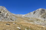 Lasciato il bivacco ci si dirige verso il Col Molline seguendo verso la valle di sinistra. 