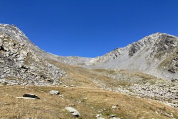 Lasciato il bivacco ci si dirige verso il Col Molline seguendo verso la valle di sinistra. 