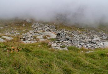 Rudere a lato sentiero a quota 2420 m ca 