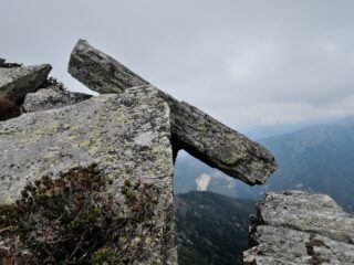 Lastrone in bilico all'inizio della cresta