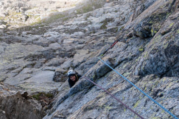 Terzo tiro facile su muretto grigio finemente cesellato a bugnoni. Bellissimo