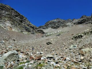 La discesa diretta dal Gran Lago sotto il versante ovest del Rous