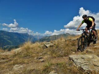 Prima breve discesa in dorsale dal  passo Malaura verso il Ricordone