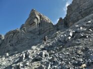 Sulla pietraia che conduce alla sella tra la cima sud e la principale cima nord