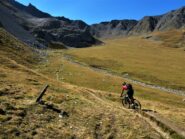 Il lungo pianoro che conduce sotto il colle di Clausis, al centro, in fondo.