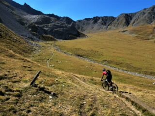 Il lungo pianoro che conduce sotto il colle di Clausis, al centro, in fondo.