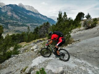 Rocce montonate a metà discesa.