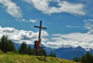 Quasi al termine della sterrata verso la cappella di Les Seyeres.