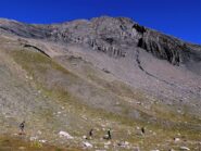 Il traverso per reperire la traccia di salita verso la cima.