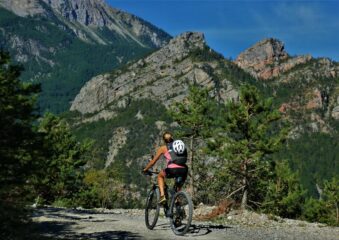Sulla bella sterrata che sale da La Roche.