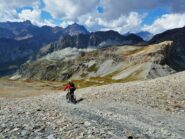 Inizio discesa sulla pietraia sotto la cima.