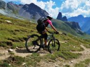 Sotto lo sguardo di Rocca Castello.