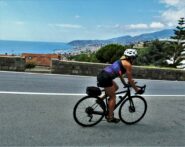 In discesa dal Poggio su Sanremo.