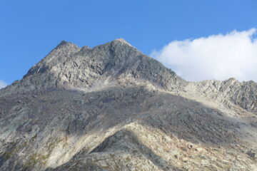 Il colletto da raggiungere, a sx Gran Roc e l'Echelle sullo sfondo