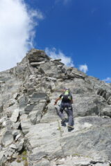 Si sale prevalentemente sul filo o poco sotto