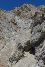 Al centro il masso incastrato