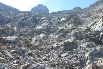 Lunga pietraia, in fondo spunta la Maledia