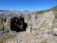 La dorsale sommitale caratterizzata da doline e fratture del terreno.