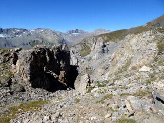 La dorsale sommitale caratterizzata da doline e fratture del terreno.