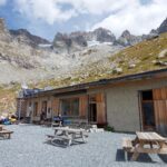 Il rifugio, sullo sfondo, La Barre