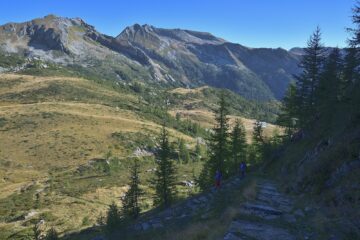 Scendendo dal Passo di Fontanalba con la cima sullo sfondo