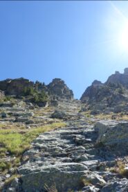 L'evidente forcella con a sinistra il torrione da salire sul suo versante NO