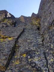 L'evidente protuberanza con licheni gialli da raggiungere e passare a sinistra 