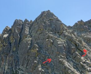 La fessura e la cengia utilizzate per raggiungere le placche sul versante S