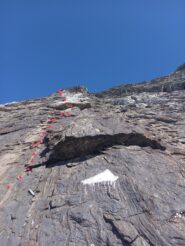 triangolo all'attacco della via e traiettoria dei primi due tiri. Passaggio 5b del secondo tiro contro cielo.