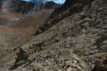 Scendendo dal Col d’Arbolle versante Laures: l’insidioso traverso e la freccia che guida verso l’uscita.