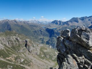 Vista di vetta; al centro si nota la cascata del Toce