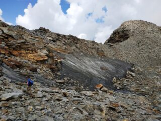 Ghiacciaio residuo a quota 3100, si passa a sinistra. A destra vediamo l'anticima aggirata.