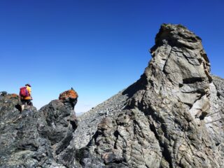 L'attacco della via dei diedri è ancora in ombra, la partenza sarà al fresco. Davanti a noi vediamo la cresta SSO.