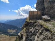 La barricata a monte della frana