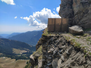 La barricata a monte della frana