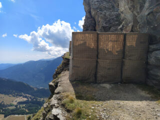 la barricata a valle della frana