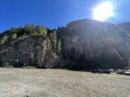 Le falesie viste dal parcheggio: sempre in ombra, tutto il giorno.