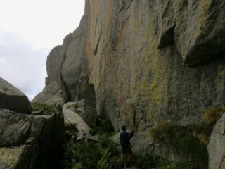 Sotto il muro di 