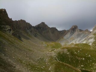 Vallone dell'Infernetto con ben visibile la parete sud della Tete de l'Homme ed il Monte Ciaslaras sulla dx