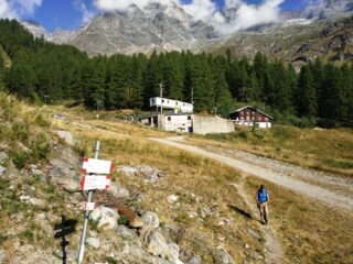 Il sentiero che parte da Burky per salire a Rosareccio.