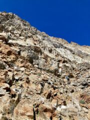 Alla ricerca del percorso più facile nel dedalo di cenge e terrazzini della parte superiore della parete